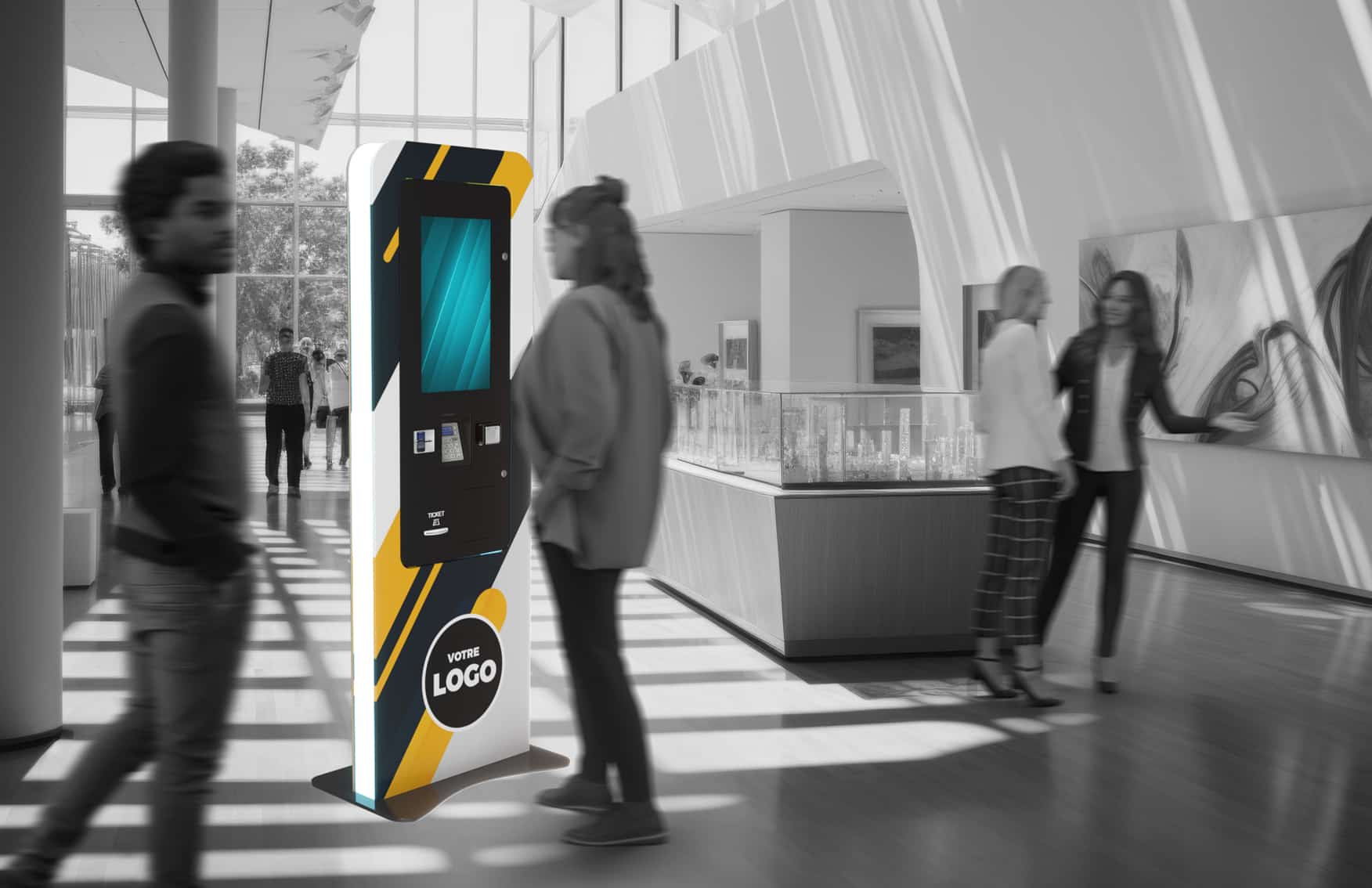 Les visiteurs pénètrent dans un hall d'entrée moderne et bien éclairé, doté de grandes fenêtres ; une borne interactive pour les musées avec une zone de logo vierge se trouve près du centre.