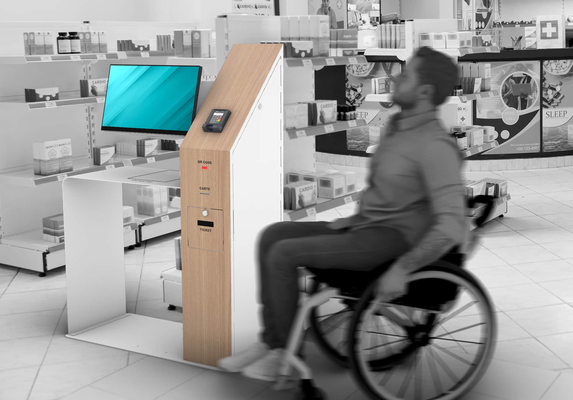 Un homme en fauteuil roulant passe devant un kiosque libre-service équipé d'un écran tactile et d'un lecteur de cartes dans un magasin avec des étagères de produits.