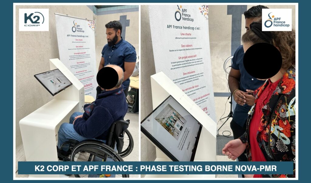 Deux personnes testent un kiosque à écran tactile ; l'une d'elles se déplace en fauteuil roulant. Des bannières montrent le partenariat entre K2 Corp et APF France pour la phase de test des bornes NOVA-PMR.