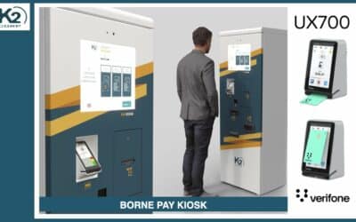 Un homme se tient devant un kiosque K2 Corp Pay, utilisant l'interface à écran tactile ; des images du kiosque et du terminal Verifone UX700 sont montrées à droite.